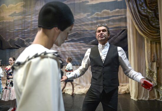 Nikolai Tsiskaridze and students of Agrippina Vaganova Academy of Russian Ballet