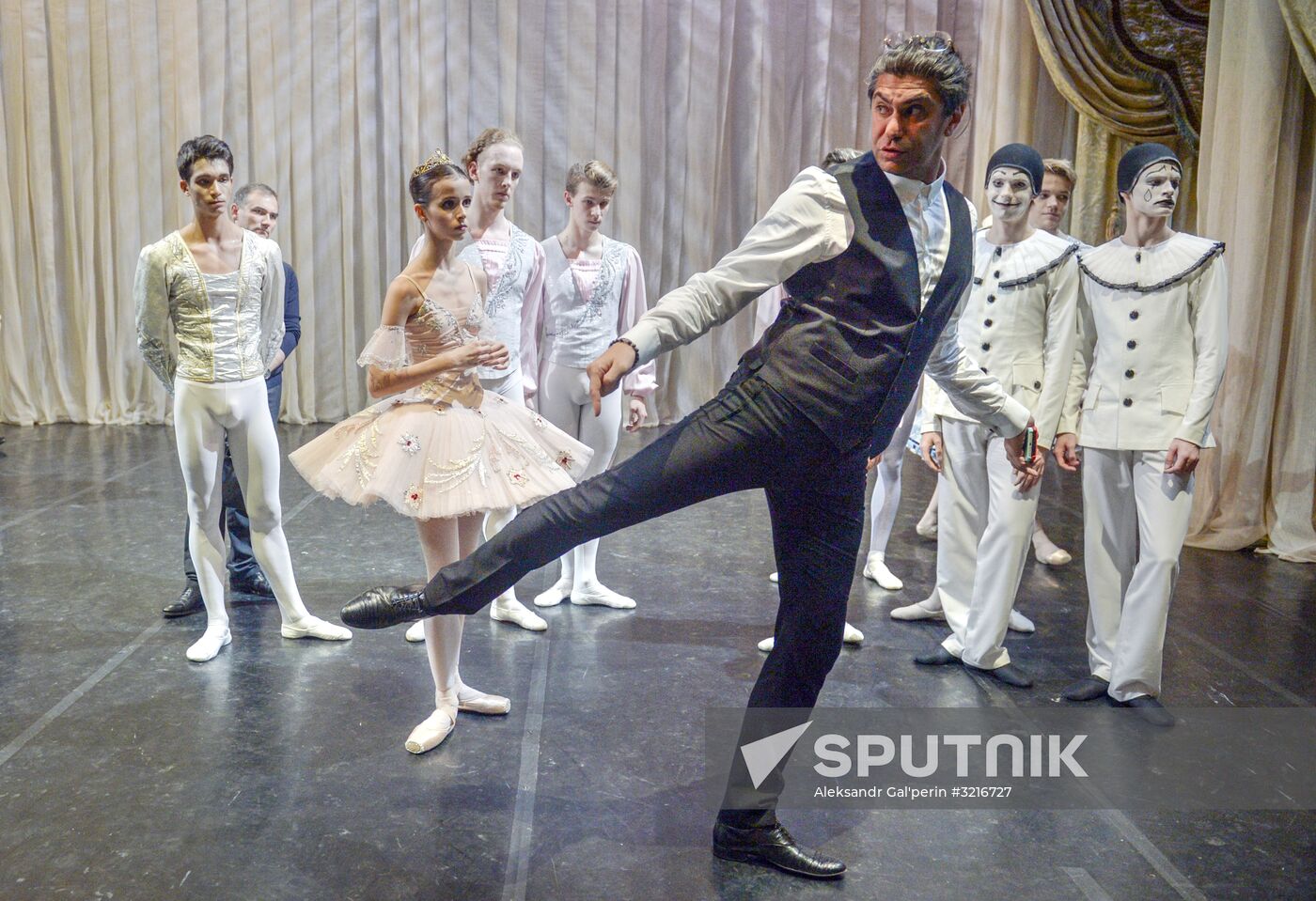 Nikolai Tsiskaridze and students of Agrippina Vaganova Academy of Russian Ballet