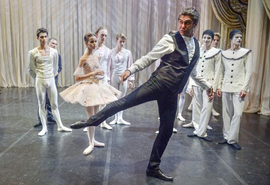 Nikolai Tsiskaridze and students of Agrippina Vaganova Academy of Russian Ballet