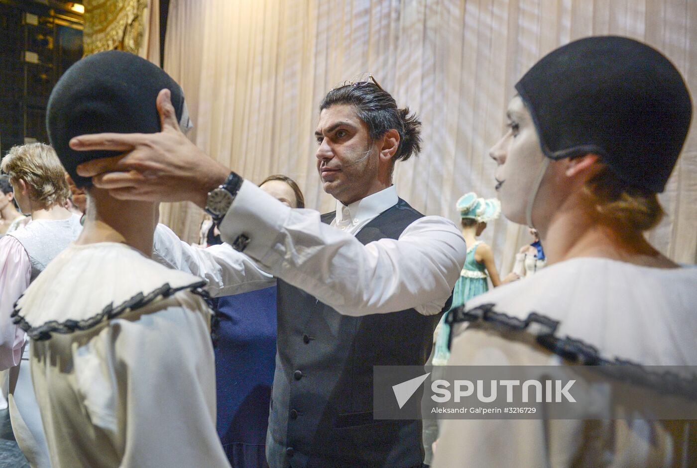 Nikolai Tsiskaridze and students of Agrippina Vaganova Academy of Russian Ballet