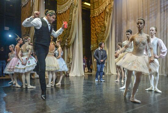 Nikolai Tsiskaridze and students of Agrippina Vaganova Academy of Russian Ballet