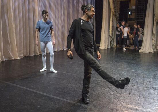 Nikolai Tsiskaridze and students of Agrippina Vaganova Academy of Russian Ballet