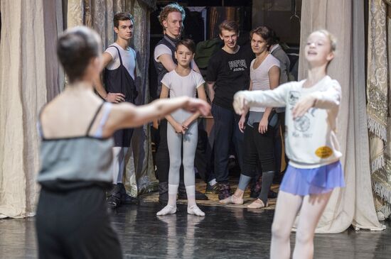 Nikolai Tsiskaridze and students of Agrippina Vaganova Academy of Russian Ballet