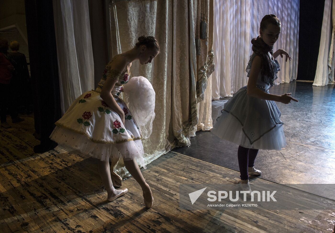 Nikolai Tsiskaridze and students of Agrippina Vaganova Academy of Russian Ballet