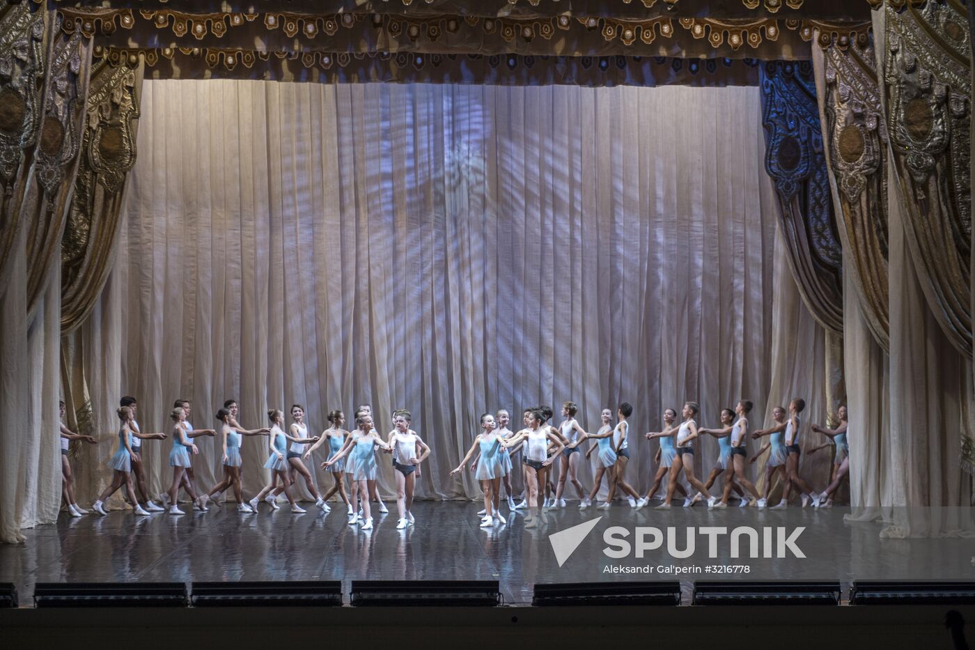 Nikolai Tsiskaridze and students of Agrippina Vaganova Academy of Russian Ballet