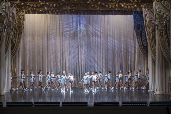 Nikolai Tsiskaridze and students of Agrippina Vaganova Academy of Russian Ballet