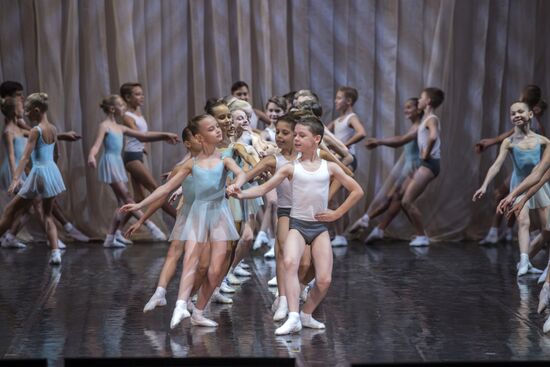 Nikolai Tsiskaridze and students of Agrippina Vaganova Academy of Russian Ballet