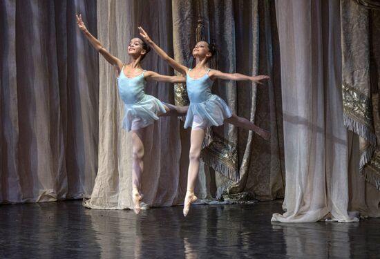Nikolai Tsiskaridze and students of Agrippina Vaganova Academy of Russian Ballet