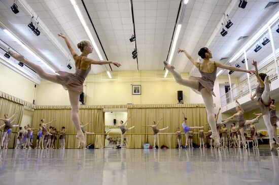 Nikolai Tsiskaridze and students of Agrippina Vaganova Academy of Russian Ballet