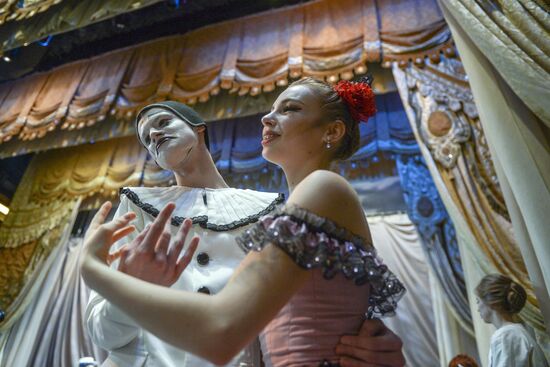 Nikolai Tsiskaridze and students of Agrippina Vaganova Academy of Russian Ballet