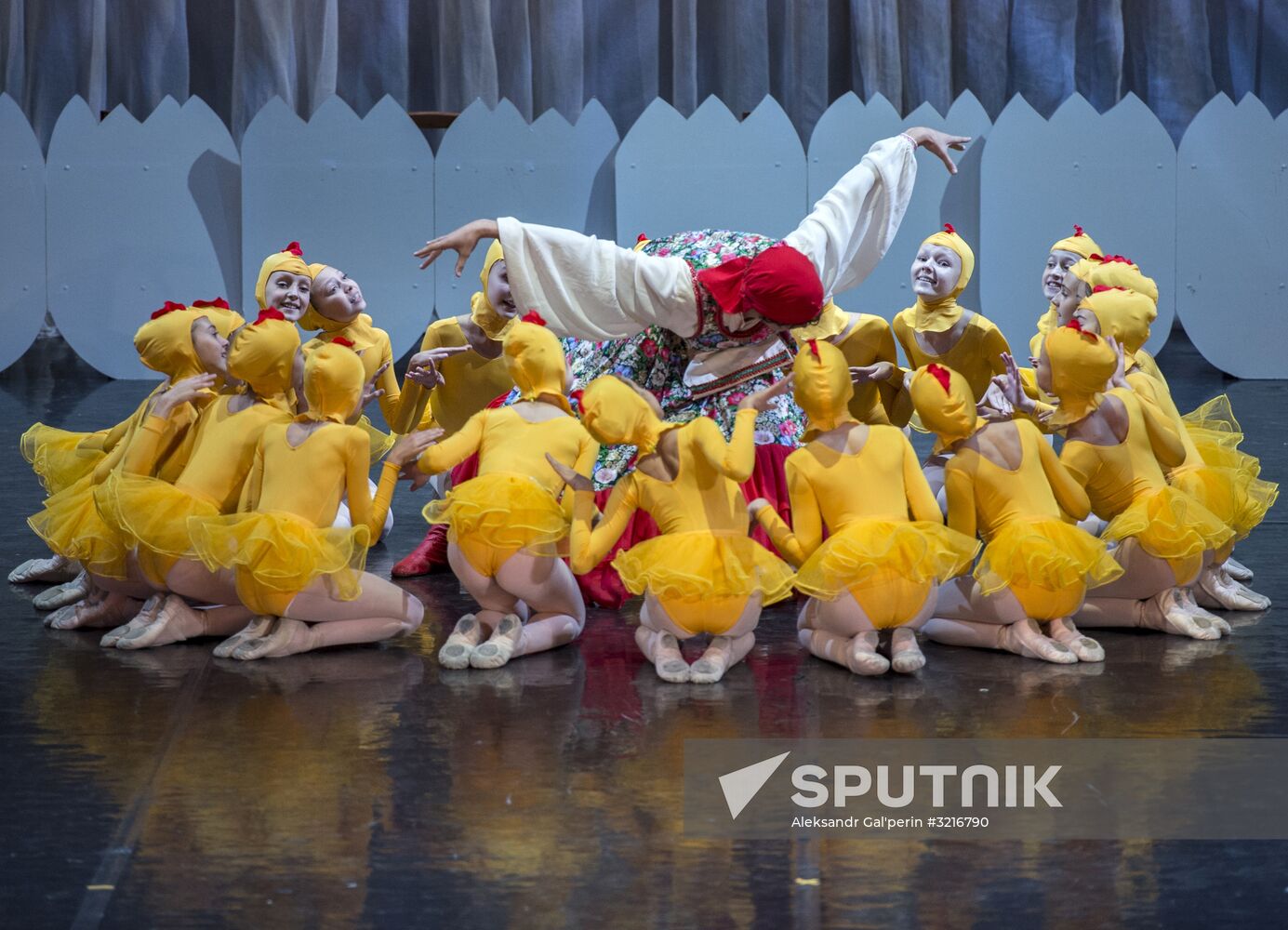 Nikolai Tsiskaridze and students of Agrippina Vaganova Academy of Russian Ballet