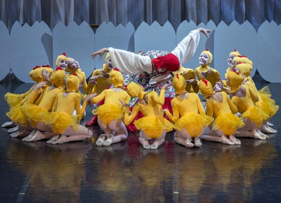 Nikolai Tsiskaridze and students of Agrippina Vaganova Academy of Russian Ballet