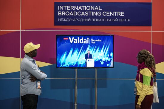 Broadcasting Vladimir Putin's speech at Valdai International Discussion Club meeting