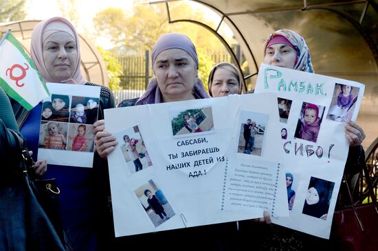 Russian children rescued in Syria are met at Grozny airport