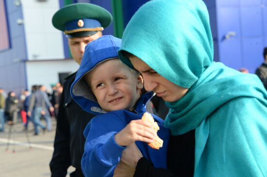 Russian children rescued in Syria are met at Grozny airport