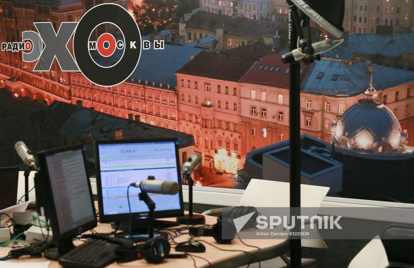 Anchor attacked with knife at Echo of Moscow radio station