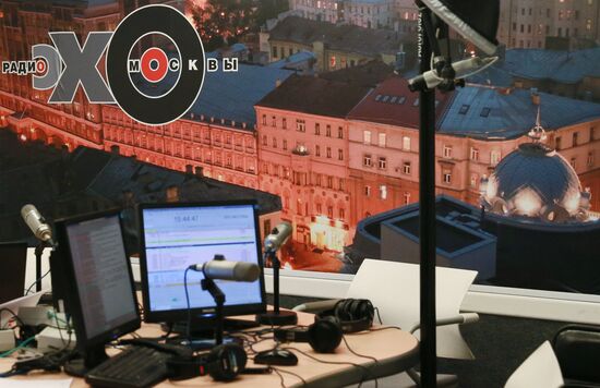 Anchor attacked with knife at Echo of Moscow radio station