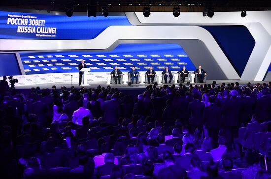 Vladimir Putin attends plenary session of “Russia Calling” Investment Forum