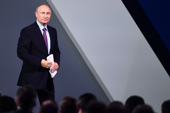 Vladimir Putin attends plenary session of “Russia Calling” Investment Forum