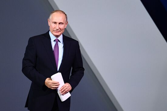 Vladimir Putin attends plenary session of “Russia Calling” Investment Forum