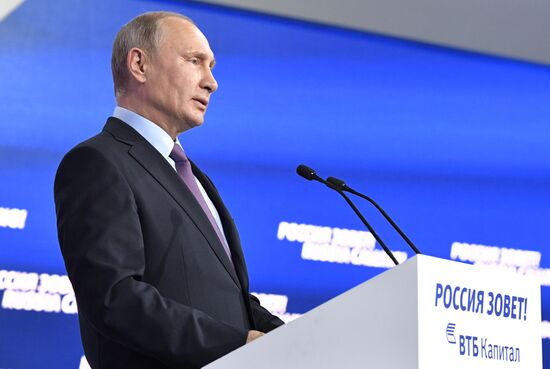 Vladimir Putin attends plenary session of “Russia Calling” Investment Forum