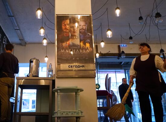 Alexei Uchitel's Matilda premiere screening in Kaliningrad