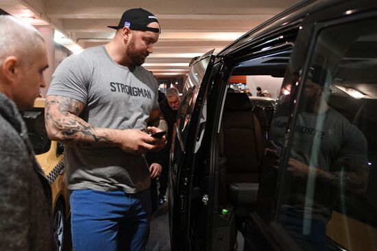 Game of Thrones star Hafthor Bjornsson welcomed at Sheremetyevo Airport