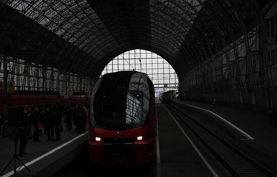 First bilevel Aeroexpress train takes off from Kievsky railway station