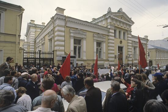 Picket by the Japanese Embassy in Moscow