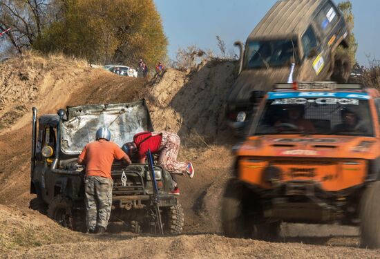 Kyrgyzstan hosts SUV race