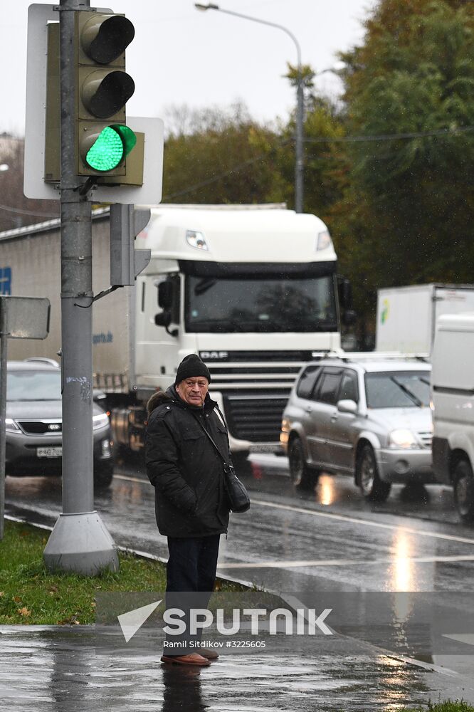 Traffic light installed as part of Russian-Japanese traffic light system introduction project