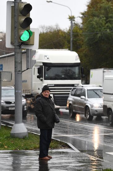 Traffic light installed as part of Russian-Japanese traffic light system introduction project