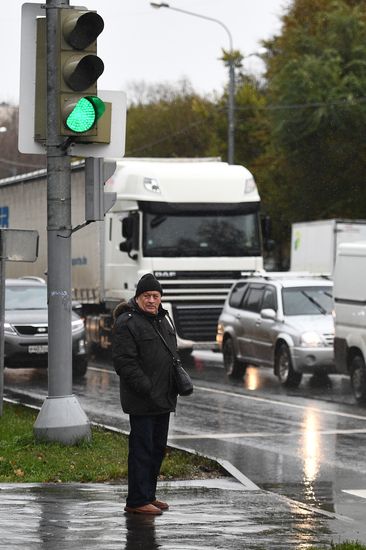 Traffic light installed as part of Russian-Japanese traffic light system introduction project