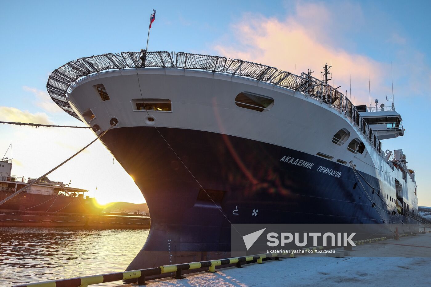 Flag raised aboard Akademik Primakov ship in Murmansk