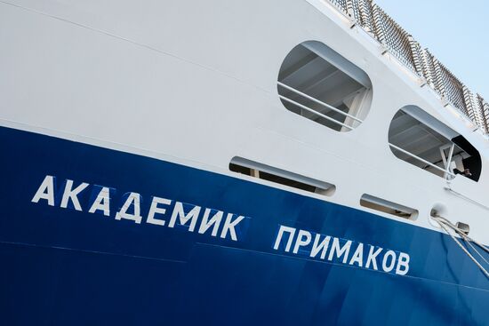 Flag raised aboard Akademik Primakov ship in Murmansk