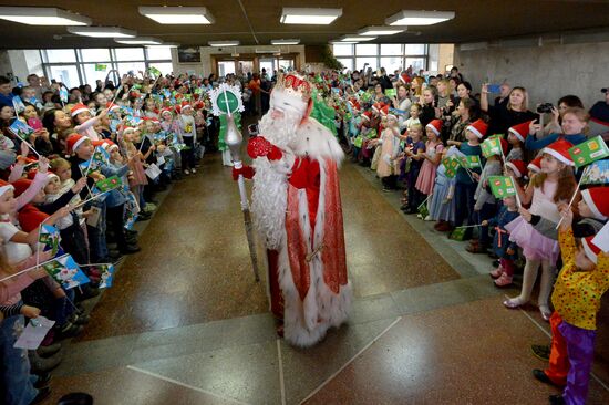 Father Frost from Veliky Ustyug visits Vladivostok