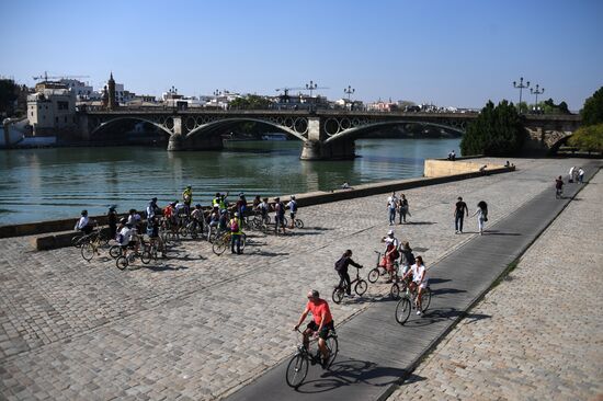 Cities of the world. Seville