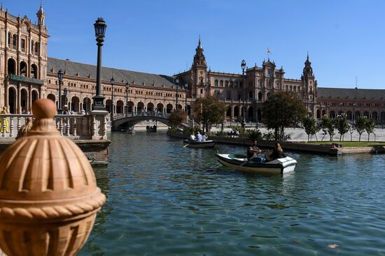 Cities of the world. Seville