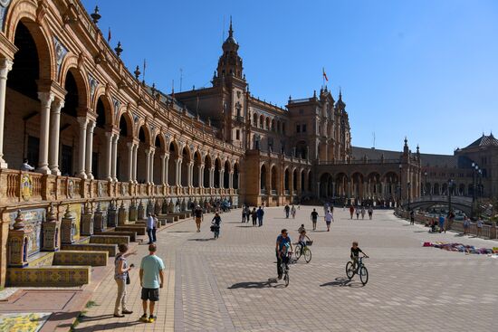 Cities of the world. Seville