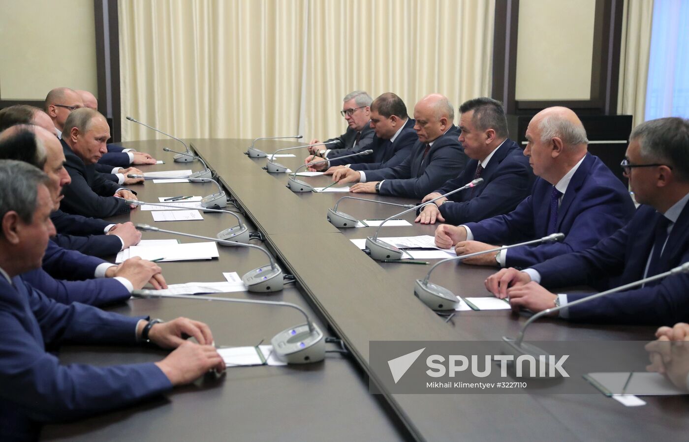 President Putin meets with retired governors