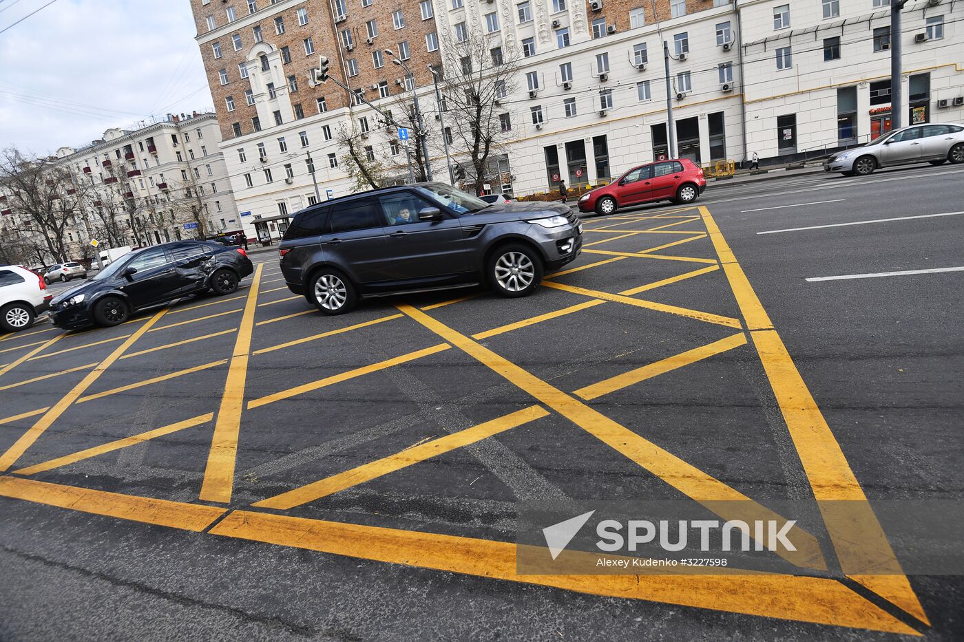 New yellow box markings at intersections in Moscow