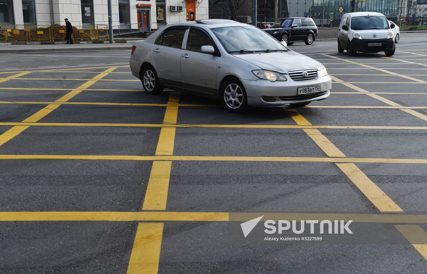 New yellow box markings at intersections in Moscow