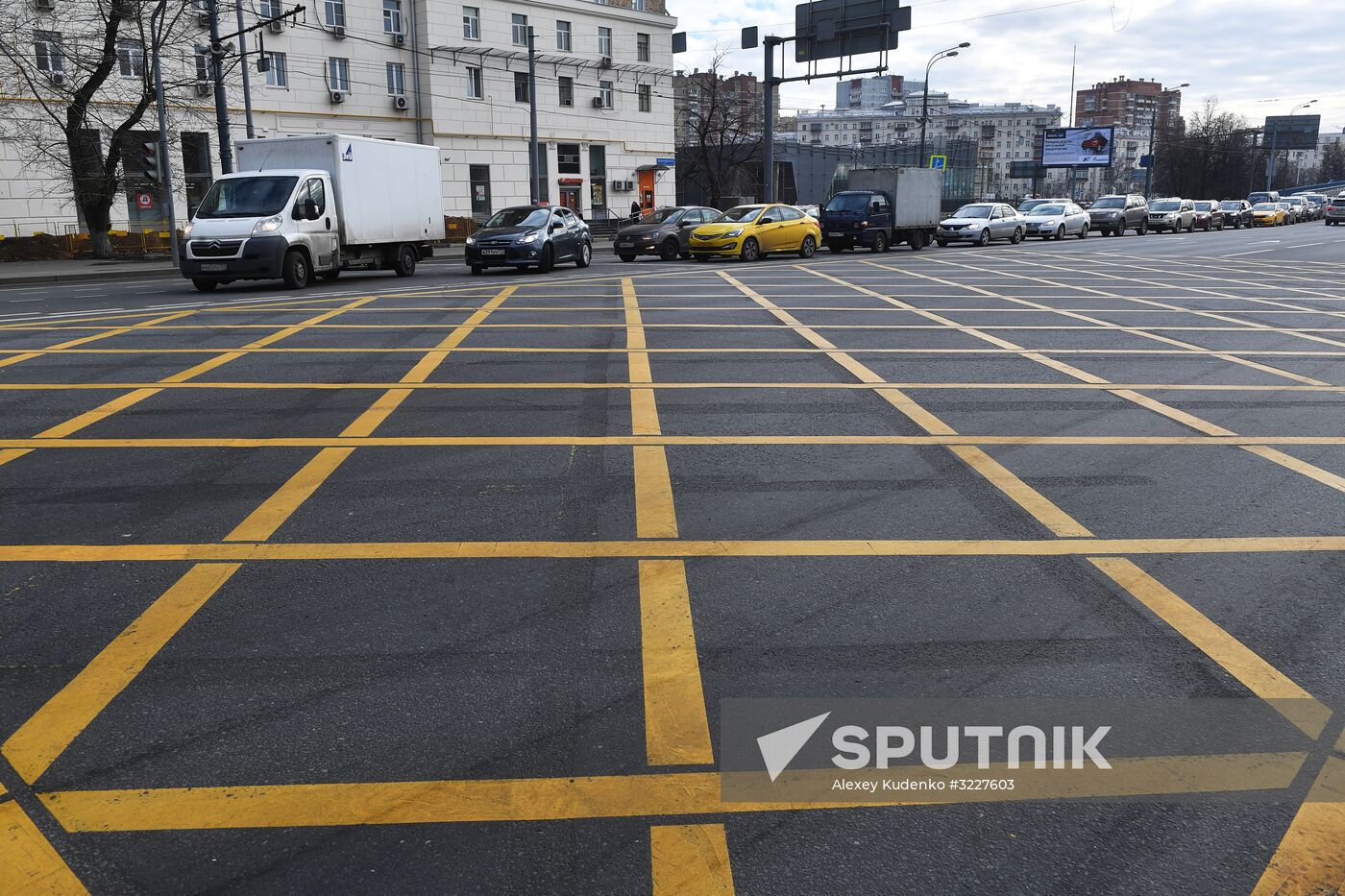 New yellow box markings at intersections in Moscow