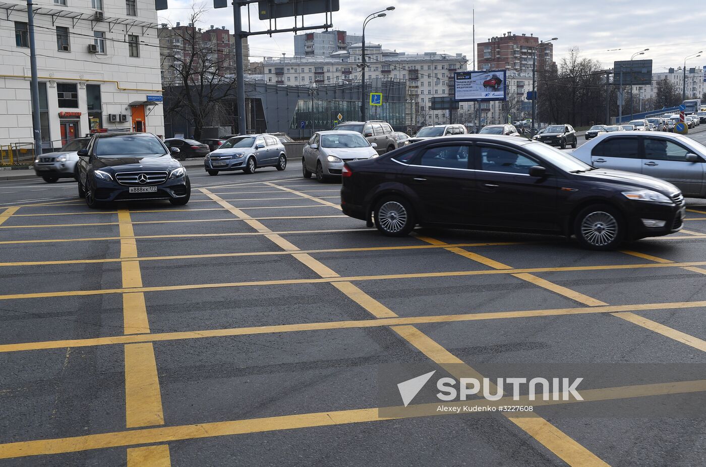 New yellow box markings at intersections in Moscow