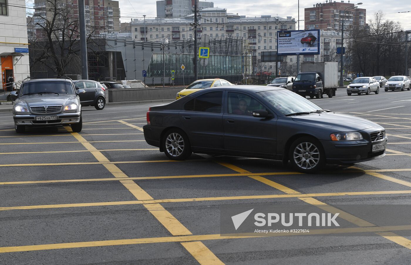 New yellow box markings at intersections in Moscow