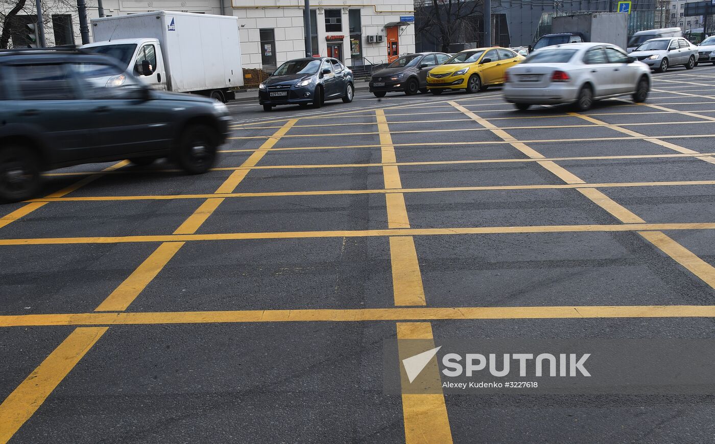 New yellow box markings at intersections in Moscow