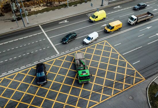 New yellow box markings at intersections in Moscow