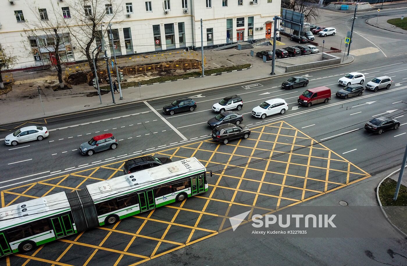 New yellow box markings at intersections in Moscow