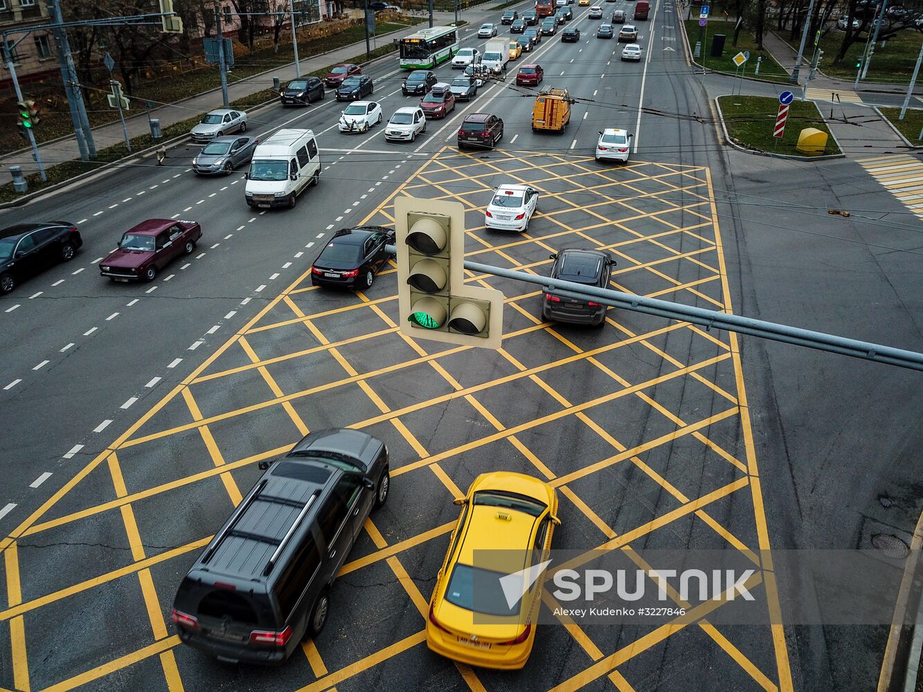 New yellow box markings at intersections in Moscow