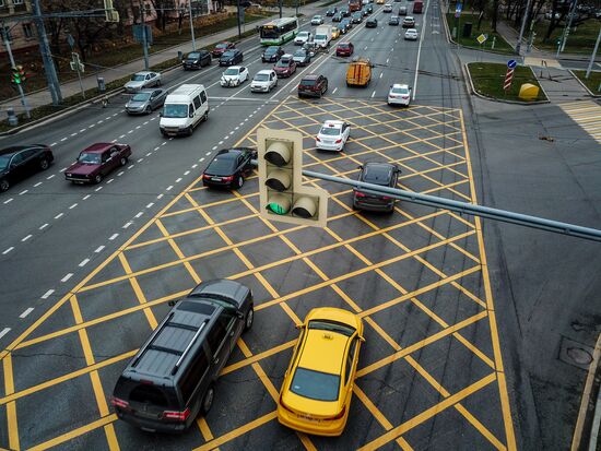 New yellow box markings at intersections in Moscow